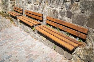 banco en el parque en un muro de piedra foto