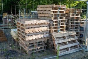 pila de paletas de madera en un sitio de construcción foto