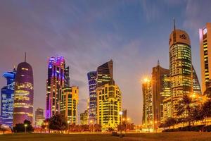 horizonte de doha al atardecer desde el parque sheraton en el distrito financiero de west bay en doha qatar con nubes en el cielo foto