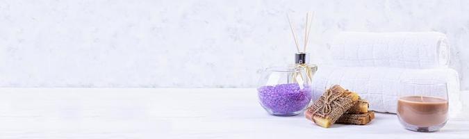 accesorios de baño. productos de spa y tratamientos de belleza. concepto de cosmética natural de spa y cuidado corporal orgánico. bandera foto