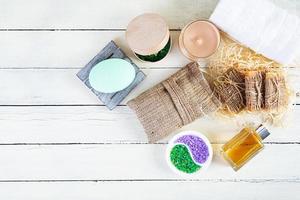 diferentes productos de spa y baño aislados sobre fondo de madera. productos para tratamientos de belleza y cuidado corporal foto