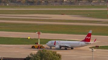 sochi, russische federatie 17 november 2020 - nordwind airlines boeing 737 passagiersvliegtuig wordt gesleept voor vertrek vanaf de internationale luchthaven van sochi. video