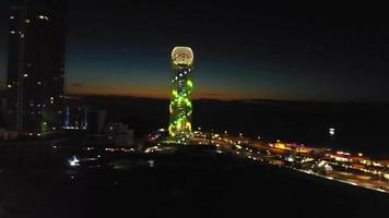 vista panorámica panorama panorámico de la ciudad de batumi desde una perspectiva aérea. iluminadas las famosas luces de la ciudad de batumi - concepto de georgia vegas. turismo en el caucaso video