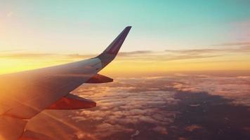 vilnius, lituânia - 3 de julho de 2021 - wizz air plane wing view e cloudscape panorama durante o pôr do sol entre destinos de viagem aérea lituânia - geórgia. video