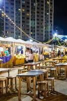 huai khwang bangkok tailandia 2018 típico mercado nocturno tailandés comida callejera huai khwang bangkok tailandia. foto