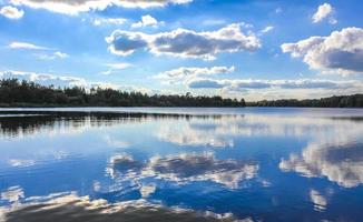 Stoteler del norte de Alemania ve el agua azul del lago con reflejo de nubes foto