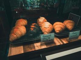 croissant hecho en casa panadería comida pasteles bocadillo postre cocina carbón chocolate pan bollo comida gastrónomo huevo nutrición frescura desayuno mañana saludable restaurante foto