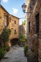 campiglia marittima livorno toscana italia abril 2022 un callejón en la ciudad medieval foto