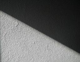 fondo de pared de hormigón blanco con sombras negras corriendo en línea recta. estilo de dos tonos. fondos y fondos de pantalla foto