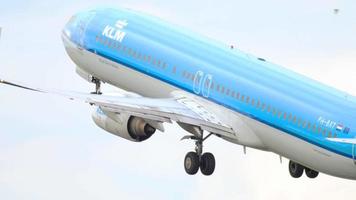 amsterdam, Paesi Bassi 25 luglio 2017 - klm boeing 737 ph bxt partenza pista 36l polderbaan. aeroporto di Shiphol, Amsterdam, Olanda video