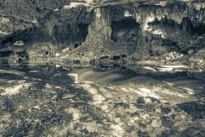 agua azul turquesa piedra caliza cueva sumidero cenote tajma ha mexico. foto