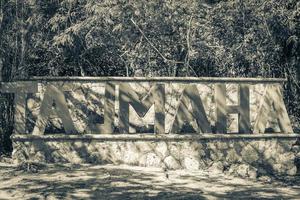 puerto aventuras quintana roo mexico 2022 letras fuente símbolo estatua cueva sumidero cenote tajma ha mexico. foto