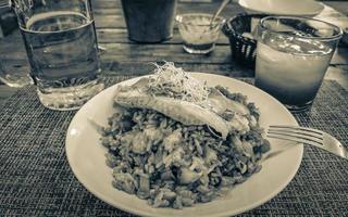 comida y bebida en restaurante papacharly playa del carmen mexico. foto