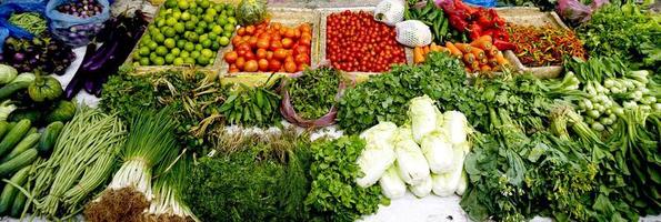 verduras frescas y orgánicas en el mercado local de agricultores foto