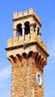 antiguo campanario en venecia, italia foto