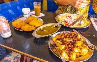 comida típica india con patatas fritas aloo puri curry india. foto