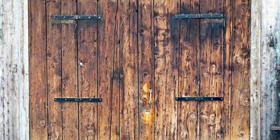 Cerrar encantadora puerta de madera antigua