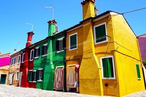 arquitectura de construcción de casas coloridas en la isla de burano foto