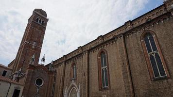 edificio histórico de la iglesia de santa maría en el casco antiguo foto