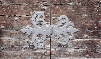 Arte de ajuste de bisagra de puerta de madera antigua foto