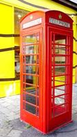cabina de teléfono roja foto
