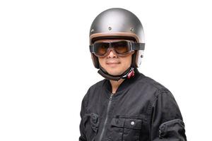motociclista o jinete con casco antiguo. concepto de campaña de viaje seguro. tiro del estudio aislado en blanco foto