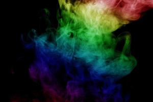 humo colorido abstracto aislado sobre fondo negro, polvo de arco iris foto