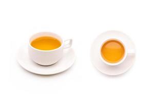 Taza de cerámica blanca de té caliente aislado en blanco foto
