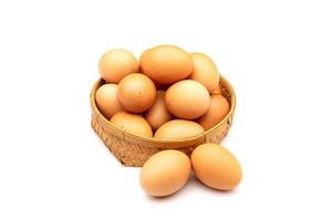 huevos de gallina en cesta aislado en blanco foto