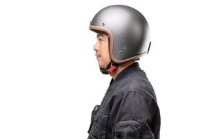 motociclista o jinete con casco antiguo. concepto de viaje seguro. tiro del estudio aislado en blanco foto