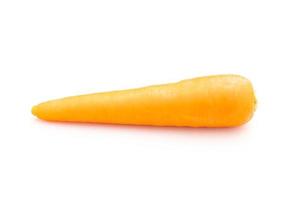 zanahoria fresca aislada sobre fondo blanco. concepto de alimentos y salud foto
