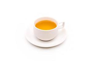 Taza de cerámica blanca de té caliente aislado en blanco foto