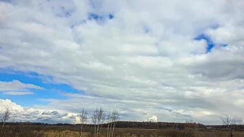 cielo azul con nubes. carretera, salida de los territorios ocupados. guerra en ucrania. escapar del agresor. foto