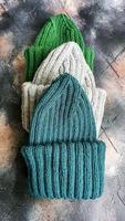 pasamontañas hecho a mano con símbolos ucranianos. tejido con hilos grises y verdes. calienta, salva de forma fiable del frío. foto