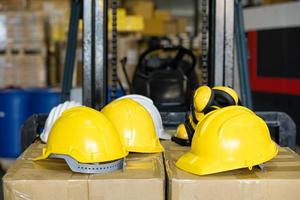 un casco para que los técnicos o ingenieros lo usen cuando trabajan. para la seguridad de la cabeza y orejeras para evitar ruidos colocados en la caja delantera de la carretilla elevadora foto