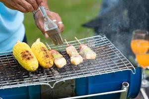 chef cocinando a la parrilla para esperar la actividad de campamento foto