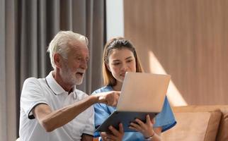 el médico explica los resultados del examen físico y el programa de atención médica a pacientes ancianos con síntomas de depresión. y otras complicaciones foto