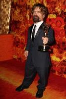 los angeles, 20 de septiembre - peter dinklage en la fiesta posterior a los premios emmy en horario estelar de hbo en el pacific design center el 20 de septiembre de 2015 en west hollywood, ca foto