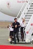 los angeles, 23 de septiembre - hugh jackman con asistentes de vuelo de virgin america llega mientras virgin america presenta el nuevo avión de acero de carrete dreamworks en el aeropuerto lax el 23 de septiembre de 2011 en los angeles, ca foto