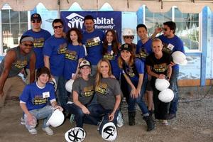 los angeles, 8 de marzo - elenco de gh encabezado por lisa locicero en el quinto día anual de construcción de fanáticos del hábitat del hospital general para la humanidad en un lugar privado el 8 de marzo de 2014 en lynwood, ca foto