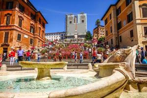 campania, roma, italia - 07 de mayo de 2015 - la gente se relaja de vacaciones en la plaza de españa en roma