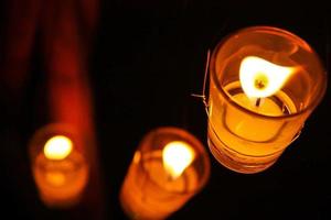 decoración a la luz de las velas en eventos o festivales, a veces un símbolo de santidad en lugares religiosos foto