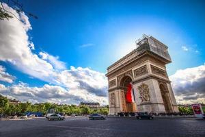 arc de triomphe en la avenida champs-elysees en el centro de place charles de gaulle, parís, francia foto