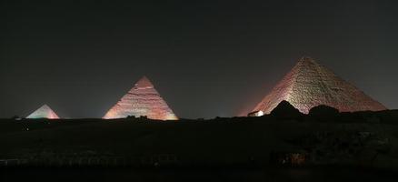 complejo piramidal de giza en el cairo, egipto foto