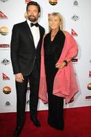 los angeles, 12 de enero - hugh jackman, deborra-lee furness llega a la gala black tie 2013 g day usa los angeles en jw marriott el 12 de enero de 2013 en los angeles, ca.. foto