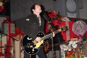 los angeles, 20 de noviembre - drake bell en el concierto de iluminación de árboles de hollywood y highland 2010 en hollywood and highland center cour el 20 de noviembre de 2010 en los angeles, ca foto