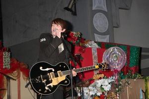 los angeles, 20 de noviembre - drake bell en el concierto de iluminación de árboles de hollywood y highland 2010 en hollywood and highland center cour el 20 de noviembre de 2010 en los angeles, ca foto