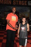 los angeles, 9 de agosto - jason collins, josh hutcherson en el juego de baloncesto de celebridades josh hutcherson que se beneficia directamente pero no estrecho en la plaza nolia el 9 de agosto de 2013 en los angeles, ca foto