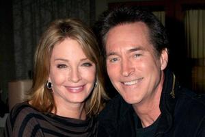 los angeles, 10 de agosto - deidre hall, drake hogestyn en el encuentro de prensa de horton square en los días de nuestras vidas, nbc el 10 de agosto de 2011 en burbank, ca foto