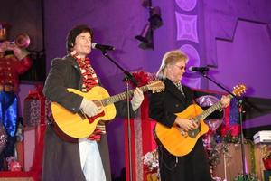 los angeles, 20 de noviembre - ronn moss, peter beckett, jugador en el concierto de iluminación de árboles de hollywood y highland 2010 en hollywood and highland center cour el 20 de noviembre de 2010 en los angeles, ca foto